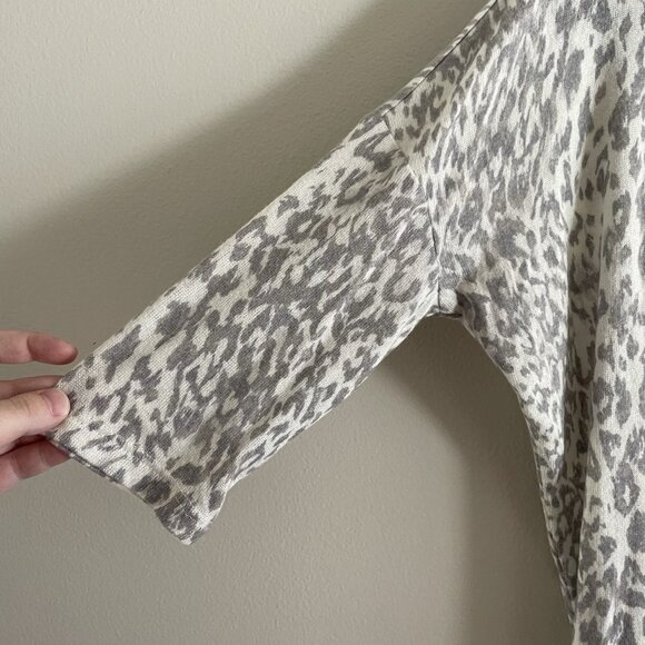Express Womn S White/Gray Animal Print 1/2 Sleeve V-Neck Lightweight Sweater NWT - Picture 4 of 9